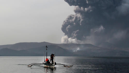 菲律宾火山喷发取消航班