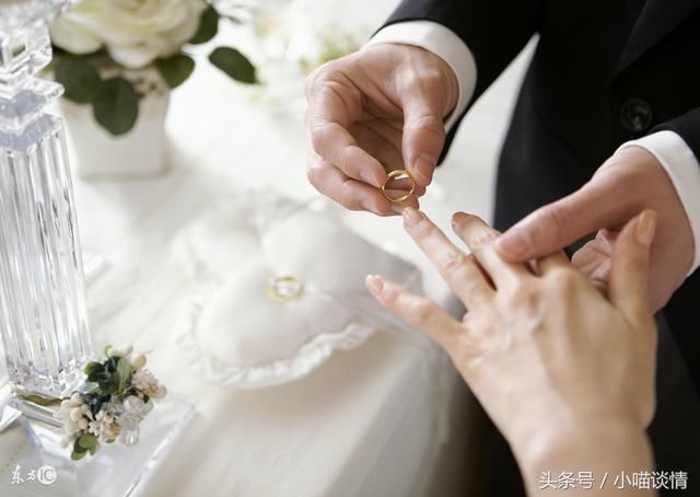 老公抛弃我娶有钱闺蜜，婆婆说他有本事，离婚3年后她跪求我回去