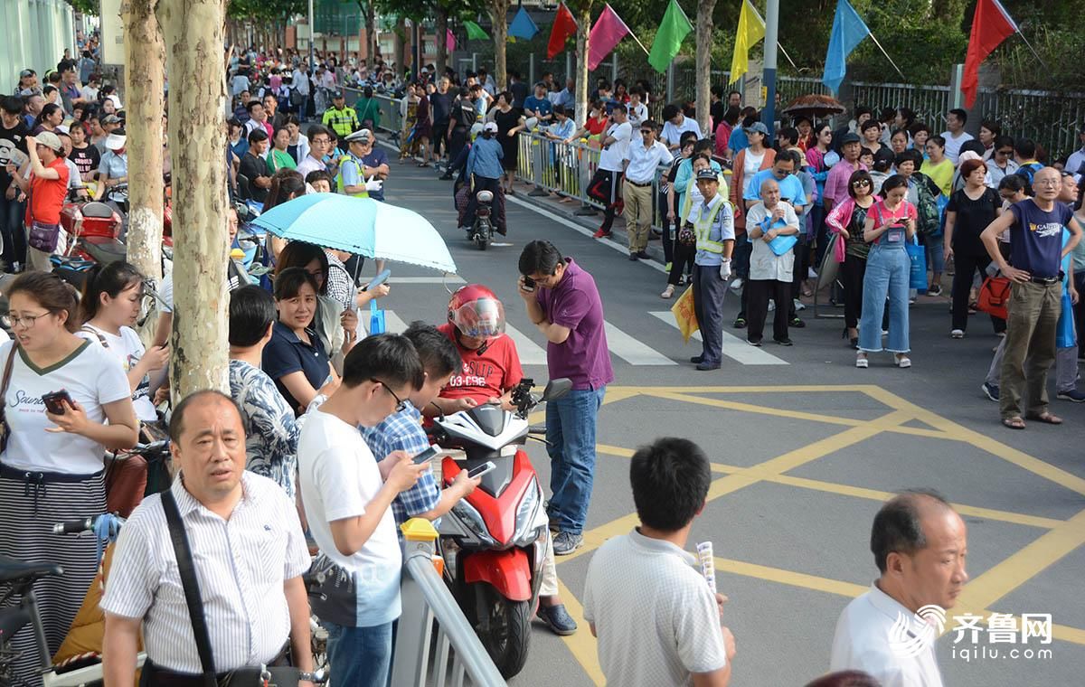 2018济南中考首日告捷!山师附中考点考生微笑