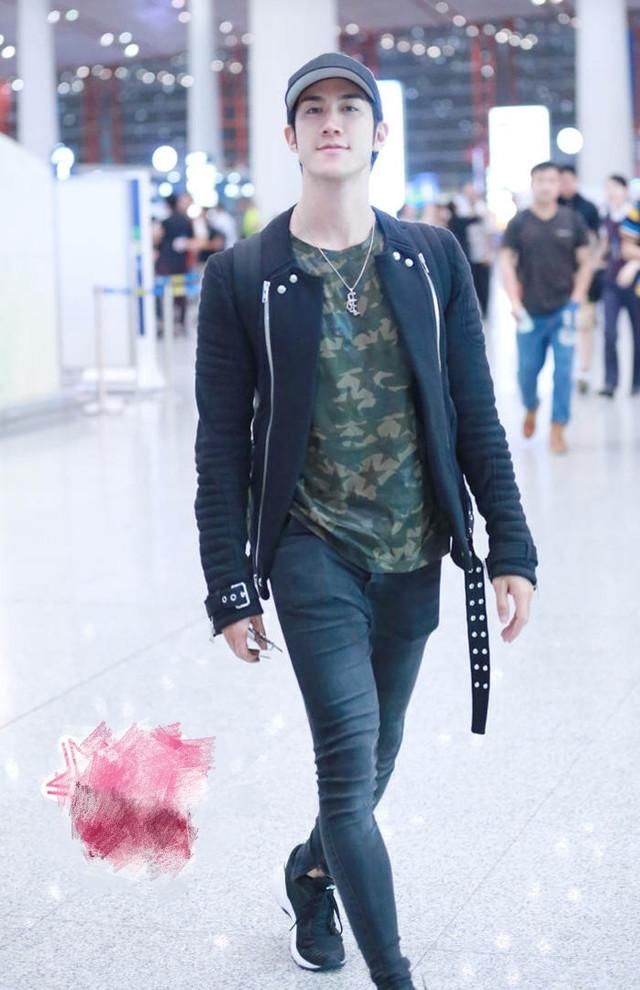 井柏然看着干巴巴完全清欲男主,路拍前凸后翘