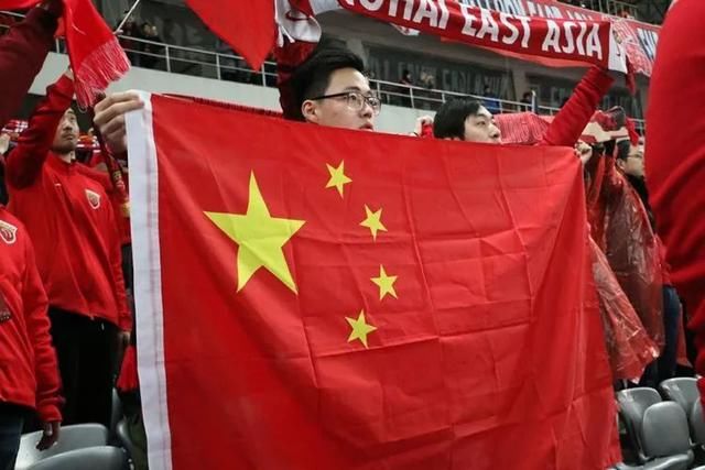 上港不敌蔚山遭遇赛季首败 球迷热情不减隔空助威 上港不敌蔚山遭遇赛季首败 球迷热情不减隔空助威