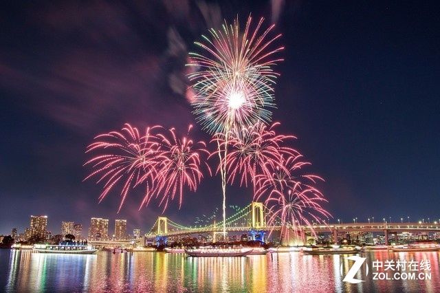 大C游世界 经典构图下的港湾夜景和烟花