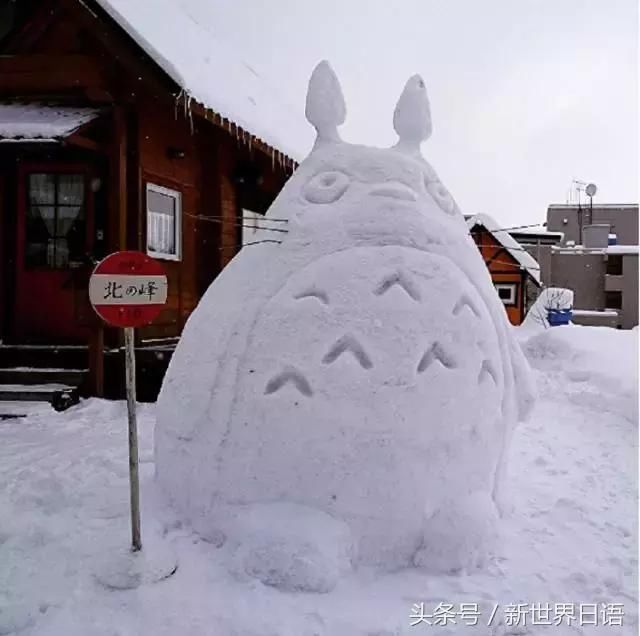 龙猫出没！日本雪后大街小巷都是“二次元”