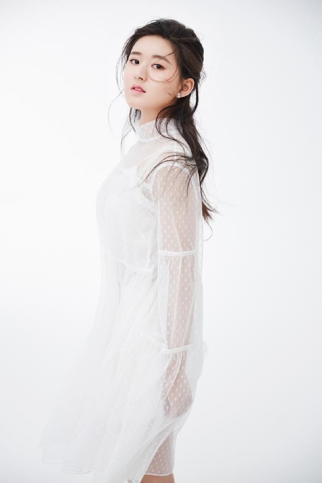 "清纯偶像花"赵露思,时尚穿搭也是温柔甜美,淑女万分