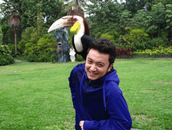 央视第一帅小伙, 老爸是著名文学翻译, 老婆颜值