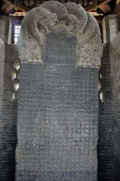 一群日本人在一中国古墓前戴上鬼脸面具演奏古