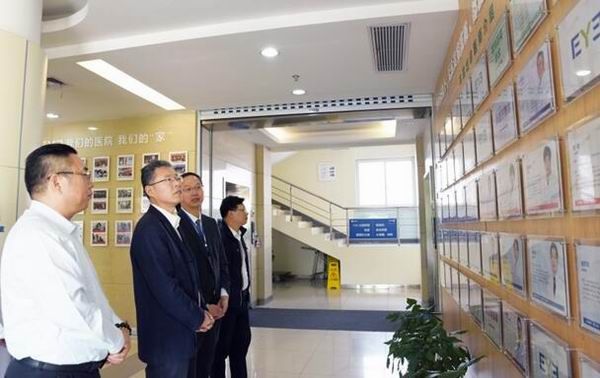 江北区委书记华伟到宁波爱尔光明眼科医院调研
