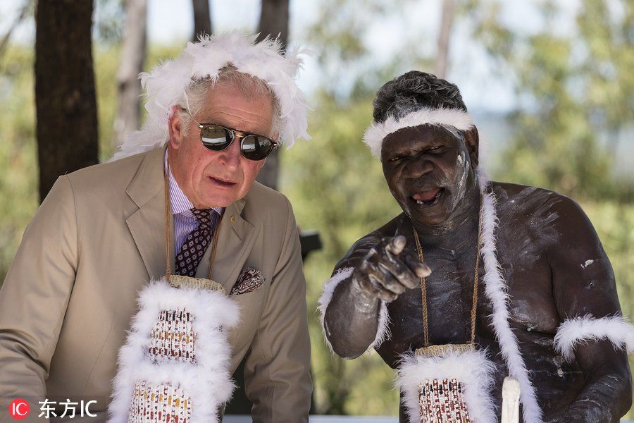 查尔斯王子造访澳大利亚土著部落 戴羽毛发带