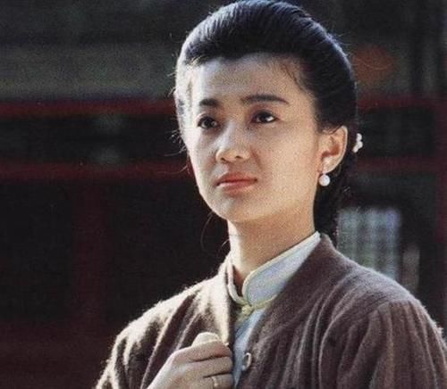 她是最令人惋惜的琼瑶女郎，与洪欣神似，和男友参观火山双双坠亡