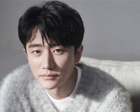 baby搭档黄轩新剧获央视扶持,谈敬业精神被群