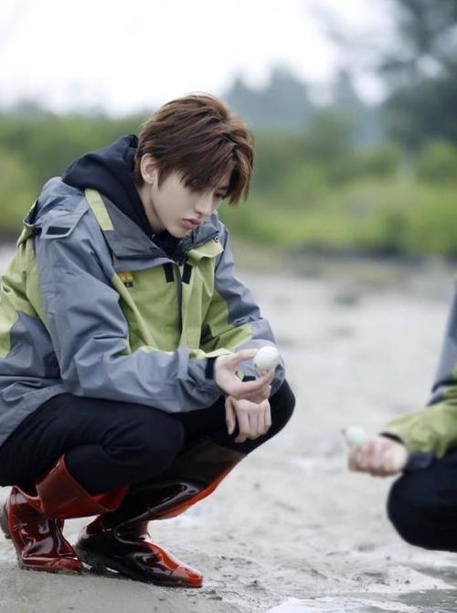 蔡徐坤赶鸭子捡鸭蛋 不经意三个字让粉丝无语