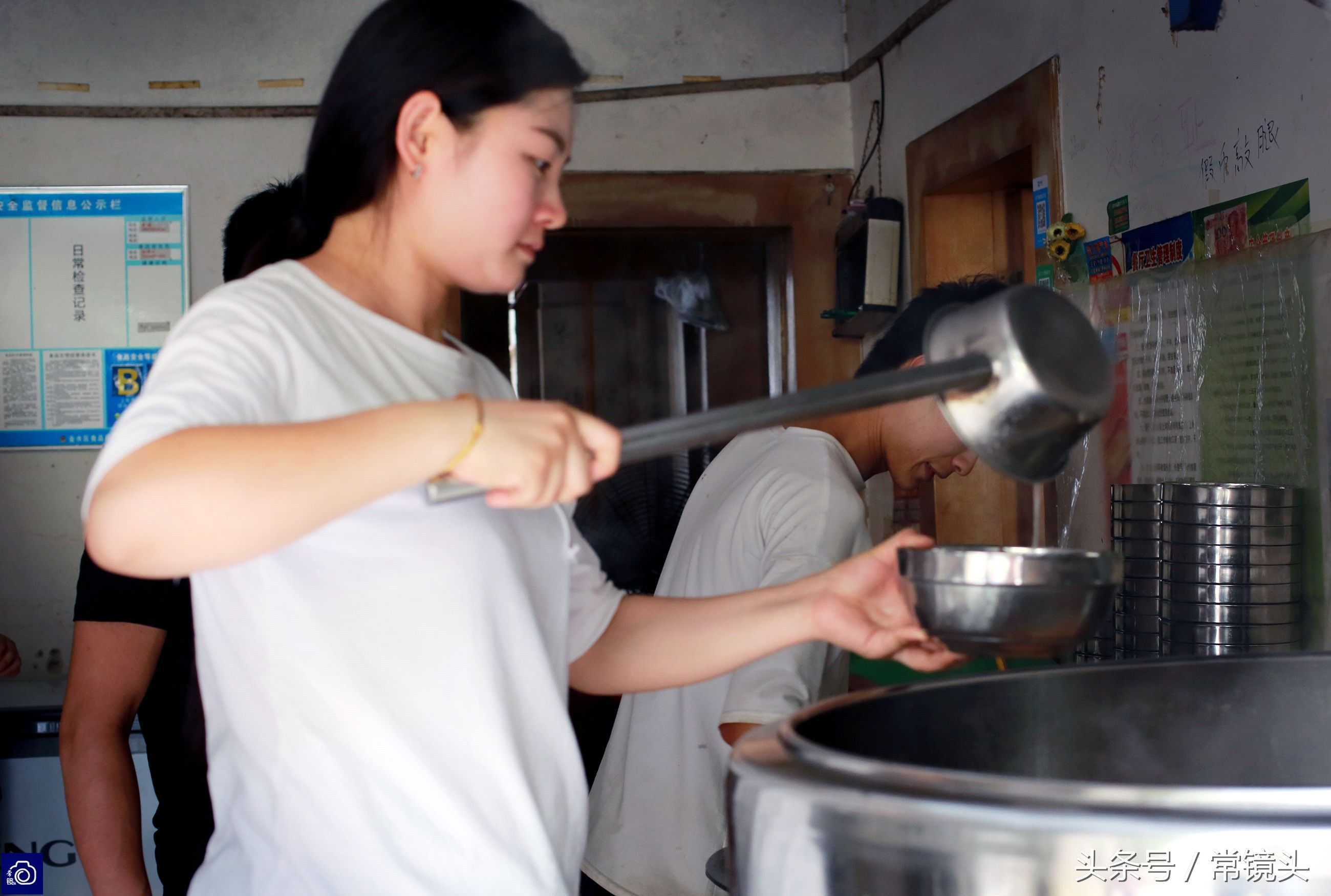 河南无名小店一天卖1100碗驴肉汤，漂亮女大学生来当服务员