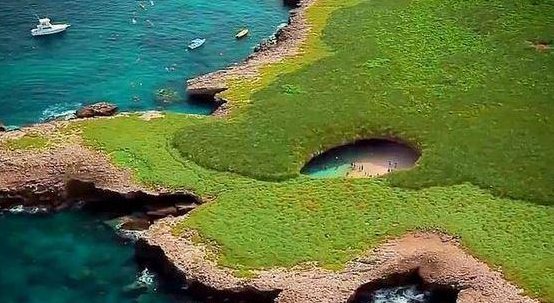 世界上最神奇的海滩:藏在小岛肚子里，只能从水下通道抵达!