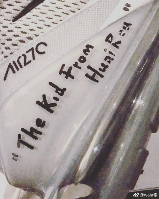 白敬亭向粉丝科普油菜花的价值,真是一个合格