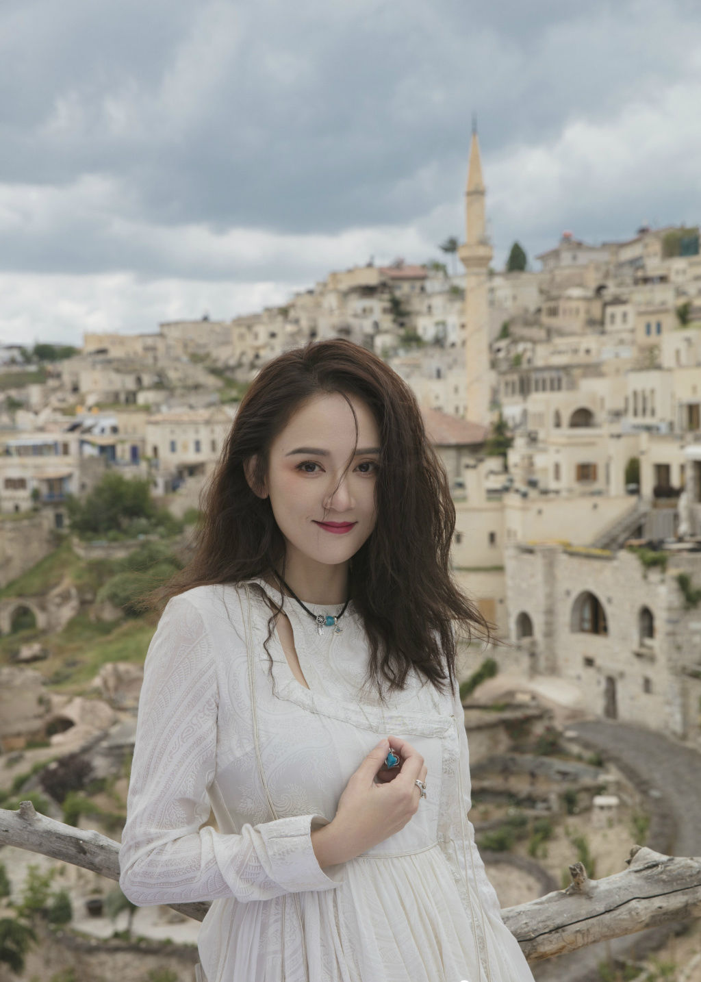 陈乔恩欧洲浪漫写真,穿白色蕾丝裙子就像是一