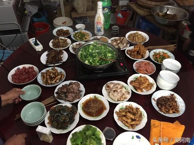 大姨妈家拜年,她却端了一大盘青菜招待我们,真相让我们感动