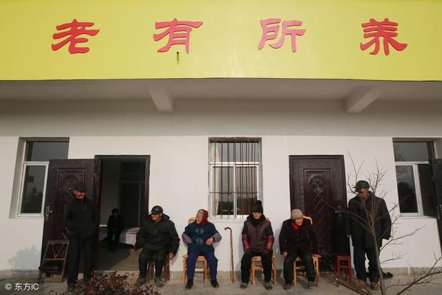 母亲老了,被三个儿子丢到养老院,被小舅子接走,发财了