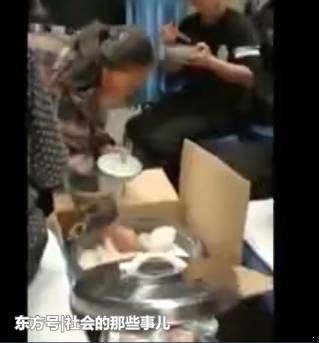 一家人坐火车自己带饭，开盖后乘客看懵，还让不让人吃泡面了