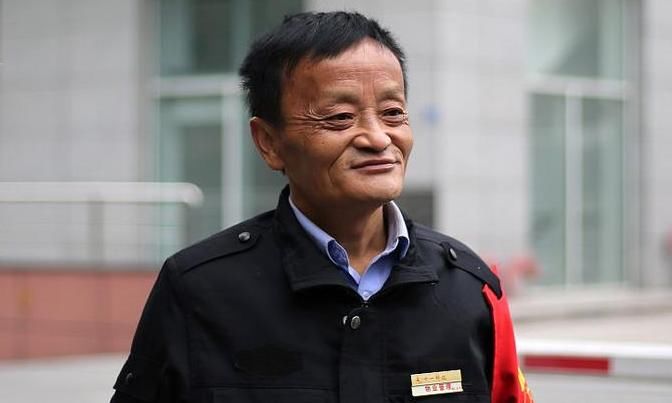 成都一门卫撞脸马云 演过电影上过电视但他并