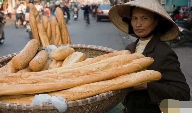 中国男子在越南旅游吃饭时，被美女服务员“送菜”，结账时却懵了