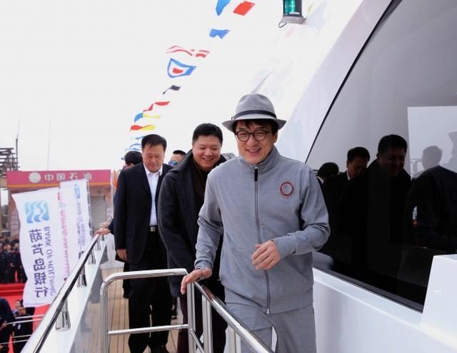 成龙豪气买游艇为拍戏,发展文化产业获众人点