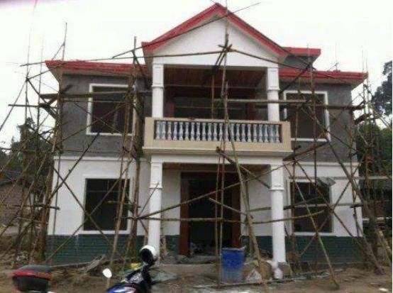 土帽父亲改造老家旧房建别墅,盖完后村里人都说太寒酸