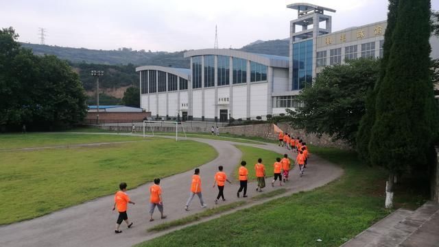 军歌嘹亮,橙旗飘飘,宝钛悦动喜迎建军节