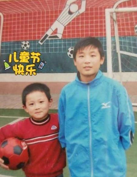 国奥进球功臣与武磊多年前合影遭调侃: 长大后