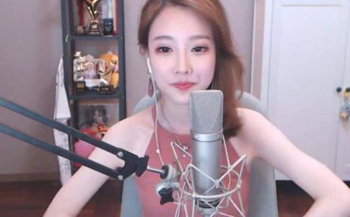 冯提莫终于跌下神坛,这位男人刚来斗鱼2个月登