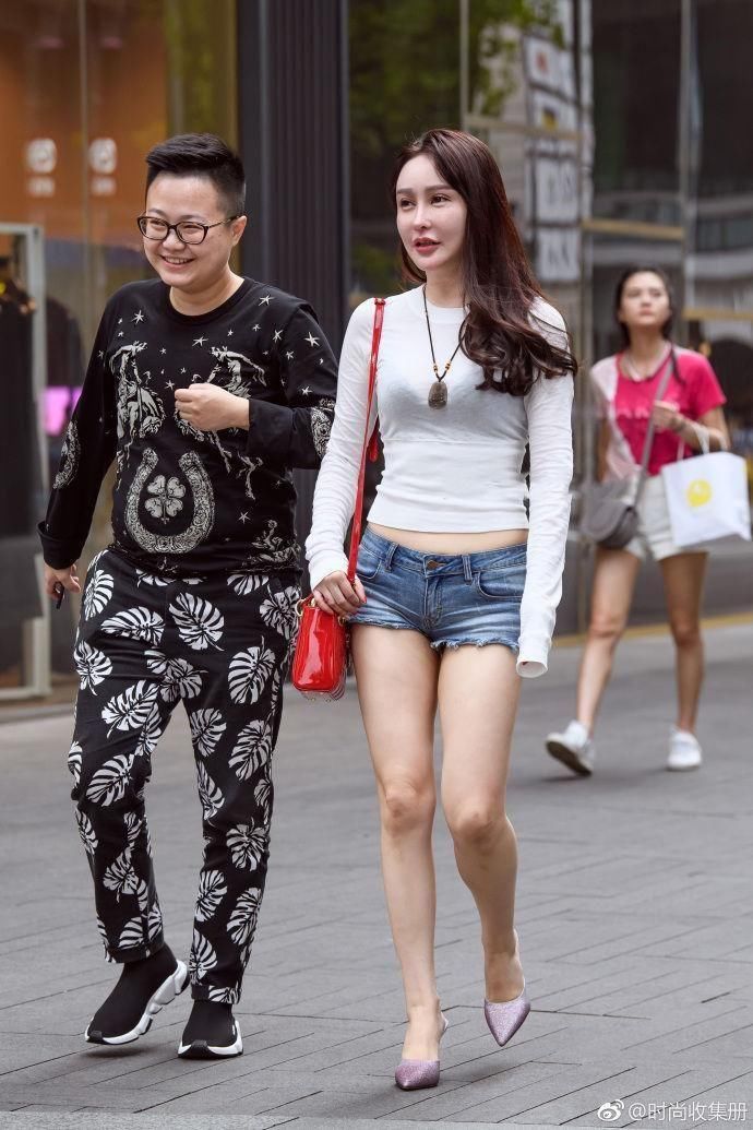 重庆街拍，美女白T恤与毛边牛仔短裤的搭配性感又时尚
