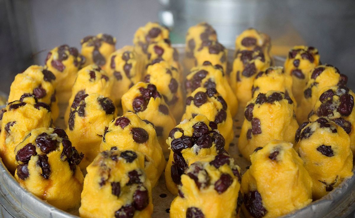 窝窝头加了这些配料后,购买者络绎不绝排长队