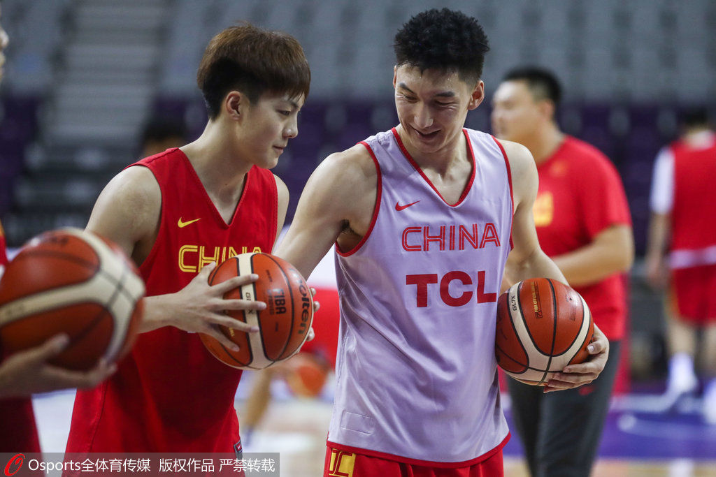 男篮蓝队备战中伊热身赛 吴前巴赫拉米寒暄