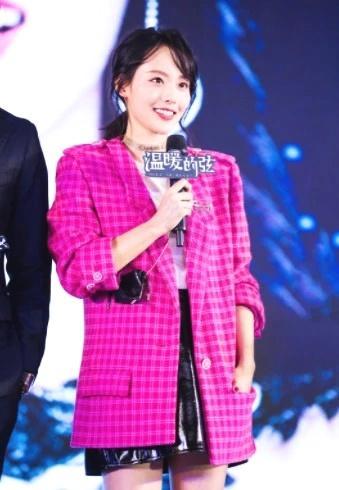 张嘉倪真厉害,一身拼接连衣裙高雅大方,完美诠