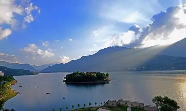 被川A大军冷落的桃源净土，堪称世界级的低调风光，自驾耍3天！