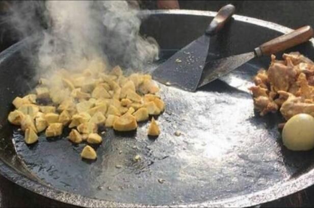 大叔学校门口卖小吃生意火爆,小学生:太残忍