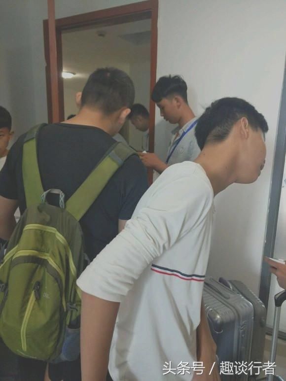 黑中介6500底薪招人，把人骗去电子厂干活！一个月却只有五百块钱