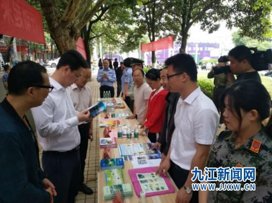 德安县开展第十个512防灾减灾日宣传活动