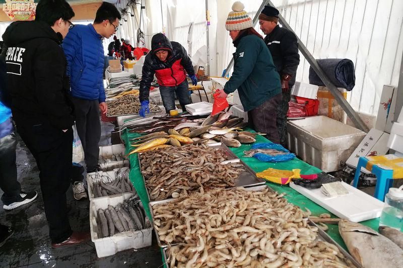 海鲜价廉物美 青岛人回家过年标配年货 海鲜市场买海鲜像搬家