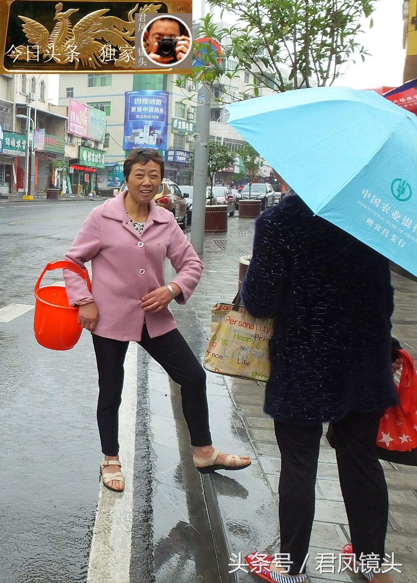 湖北宜昌:夏日天气玩穿越，气温降，市民穿春装御寒!