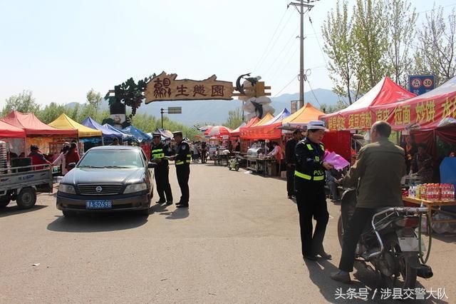 涉县交警借“庙会”搭“讲台”开展安全宣传活动