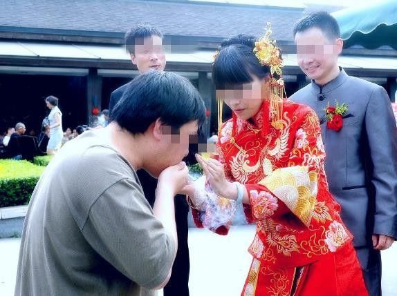 新婚老婆不让进门，从门缝递出一张纸，僵持半小时，我穿衣走人