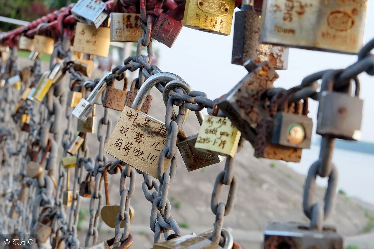 常德沅江诗墙公园锁心桥，锁越来越多，相关部门对桥进行加固!