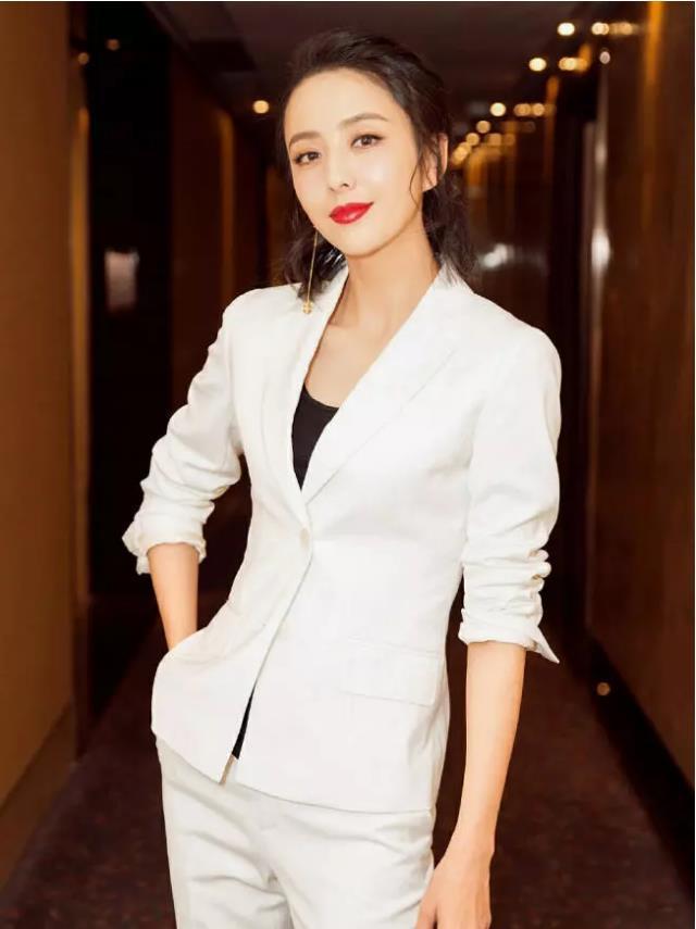 你觉得佟丽娅很瘦吗?她穿上吊环的裙子,这个曲