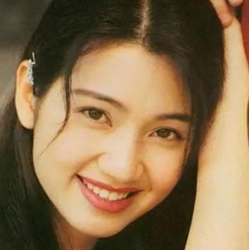 她是最令人惋惜的琼瑶女郎，与洪欣神似，和男友参观火山双双坠亡