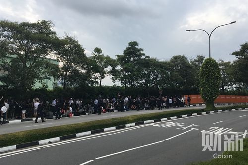 金正恩特朗普实现历史性会面 首先进行一对一会谈