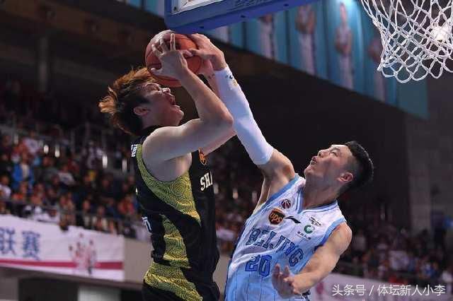 翟晓川完美盖帽却被吹成犯规,丁彦雨航两罚全