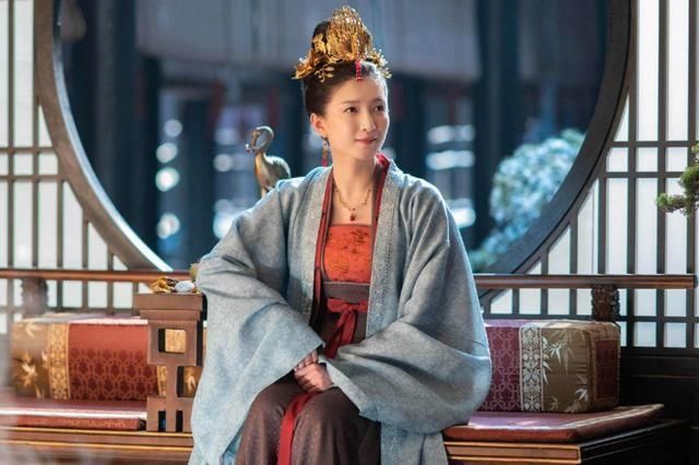 江疏影浅紫礼服似仙女，精心打扮被指像谢娜，连偶遇视频都是套路