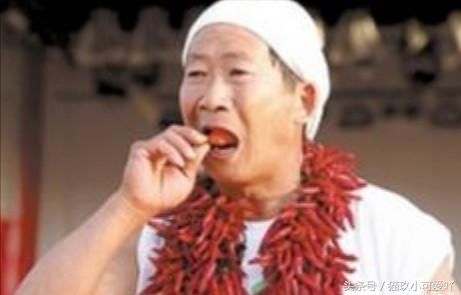 男子被称为吃辣大王,辣椒配白酒和大蒜让人敬