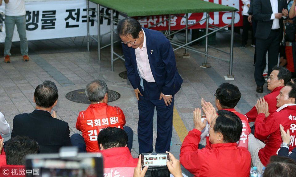 韩国在野党党首洪准杓为地方选举拉票 下跪磕头也是拼了