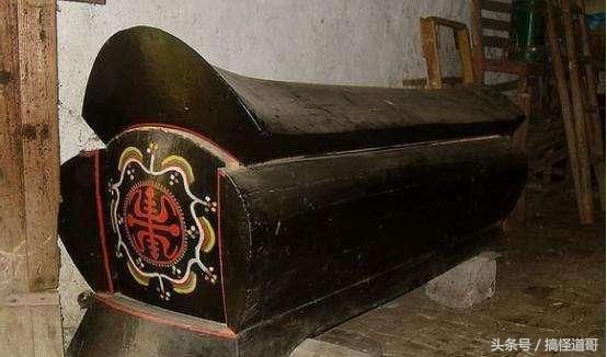 爷爷死后嘴巴怎么也合不上,强行下葬后竟招来